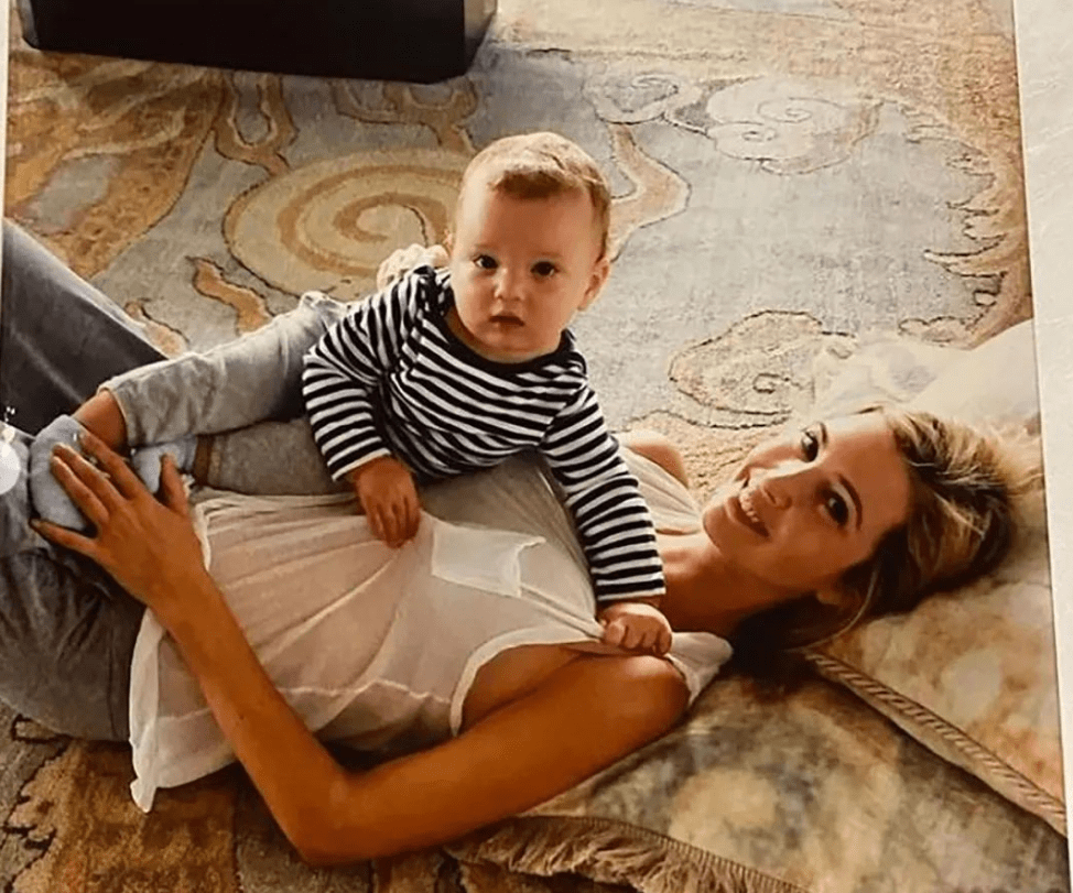 伊万卡为母则刚!在焦头烂额中罕见露笑容,被孩子扑倒也一脸温柔