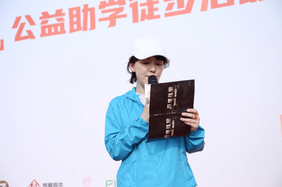 百德珠宝创始人吴小怡女士代表第二届理事发言:去年的这个时候我们