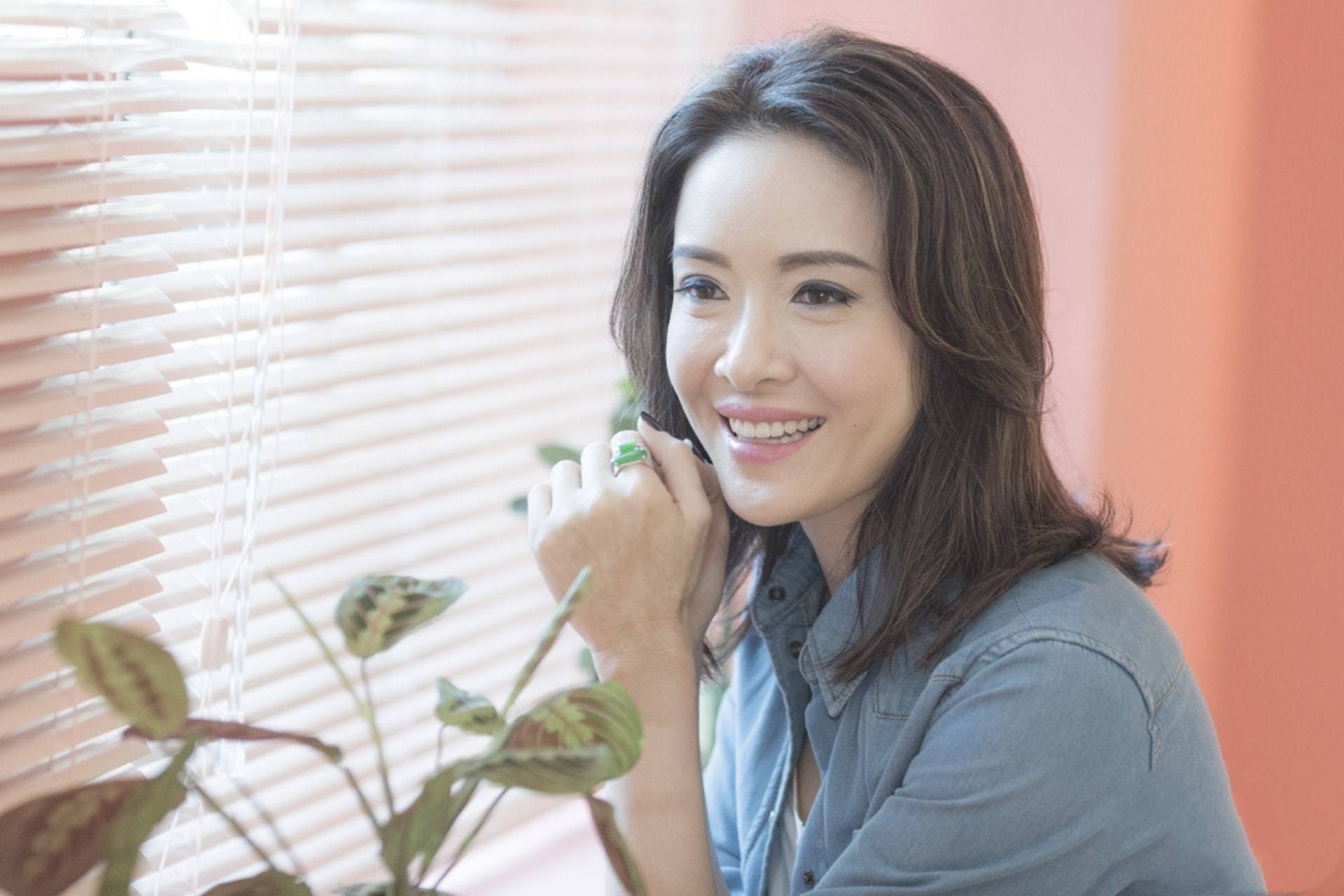 46岁向海岚一身白色长裙现身,冻龄模样似小仙女,至今未婚未育