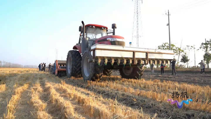 在位于盐城大中农场的试验田里,一套最新的小麦耕种管整体智能机组