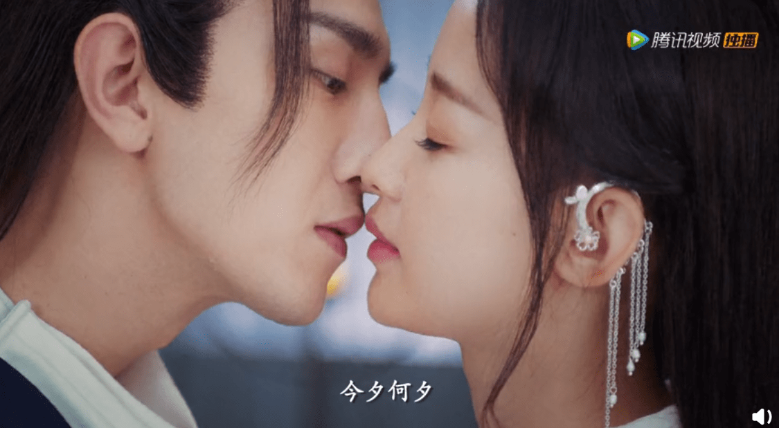 她的生魂穿越回男主杨昭入京之时,以莲藕作身,化名吉菡玉入朝做官