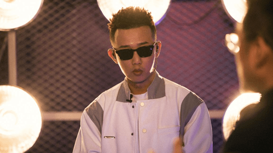 gai周延完美诠释乱世巨星炸场表演满含火锅味