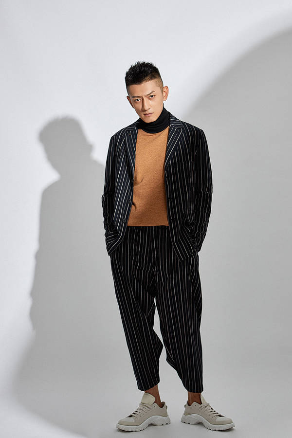 《青春创世纪》热播 梁大维条纹西装大片释出_手机搜狐网