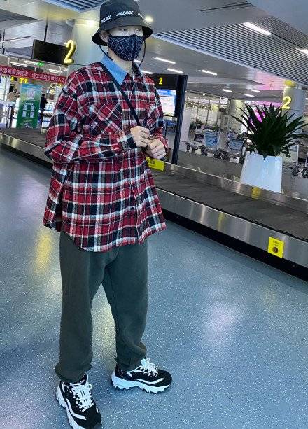 搭配黑色渔夫帽,斜挎单肩包十分,变身潮流时尚达人,靓仔出街的赶脚