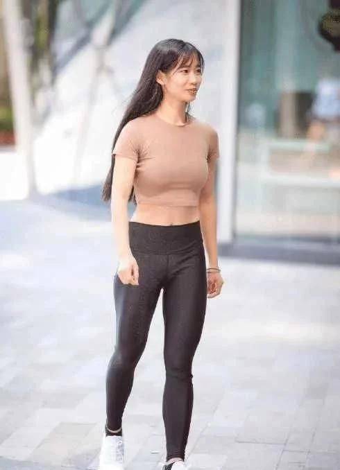 宽胯的打底裤美女巧妙的避免了大象腿的尴尬