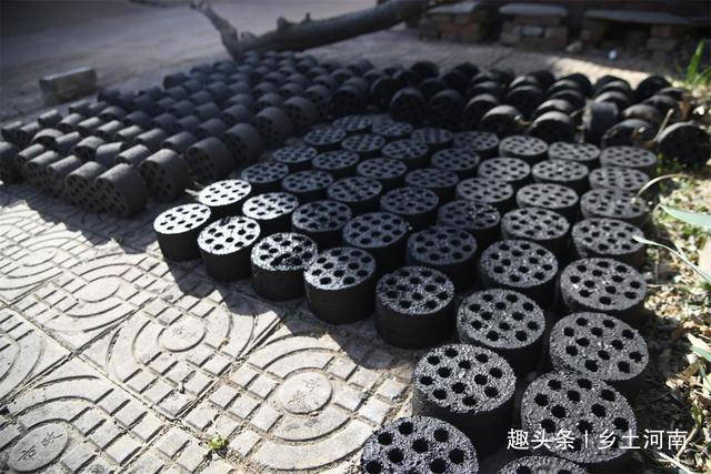 河南农村大爷手工打煤球,一天打二百多个,这场景现在不多见