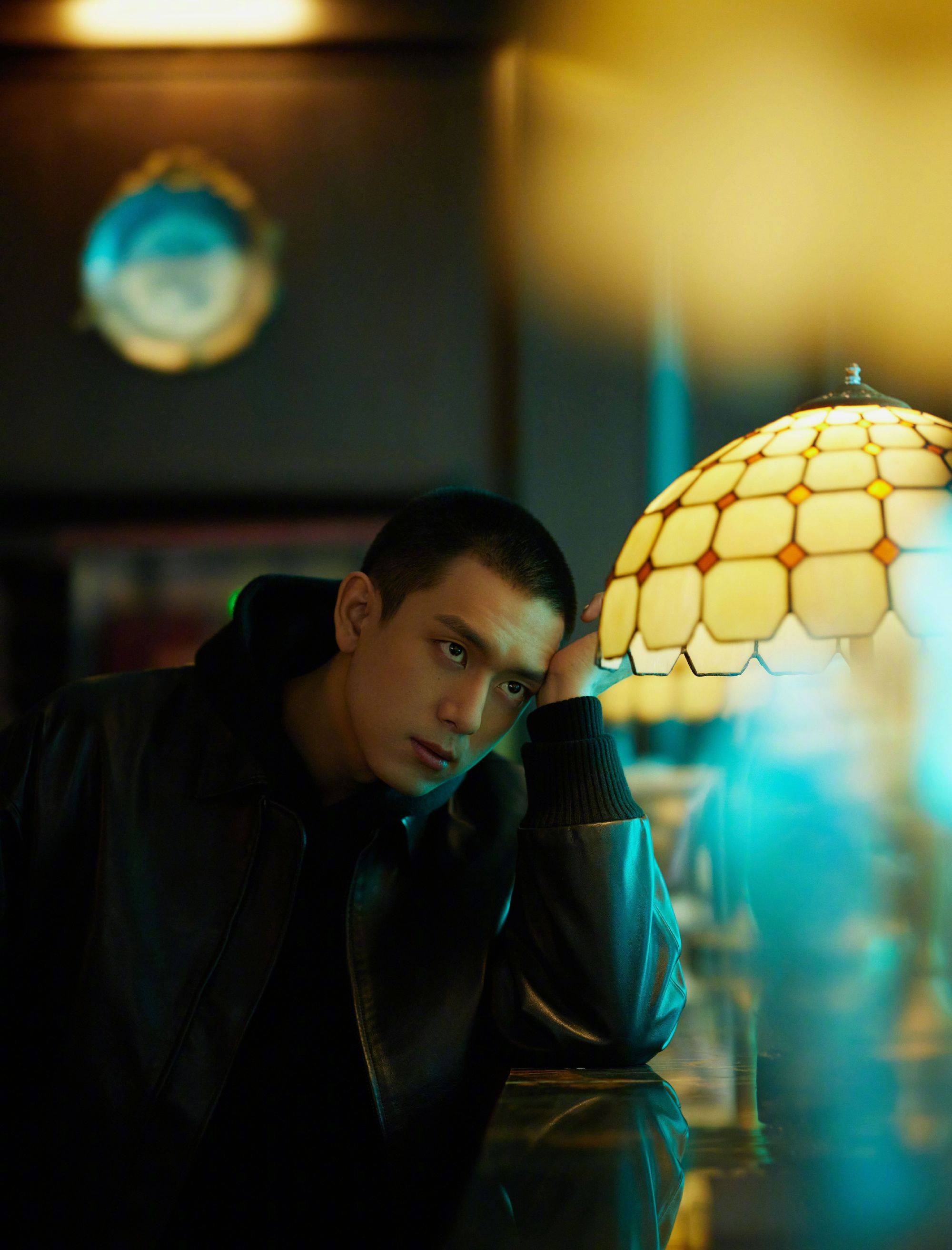 李现的寸头帅炸裂,舔屏"现男友"