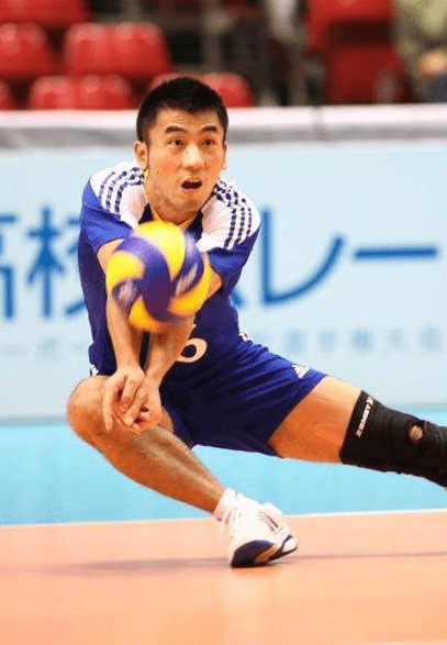 他是袁志,一位优秀的男排运动员,却