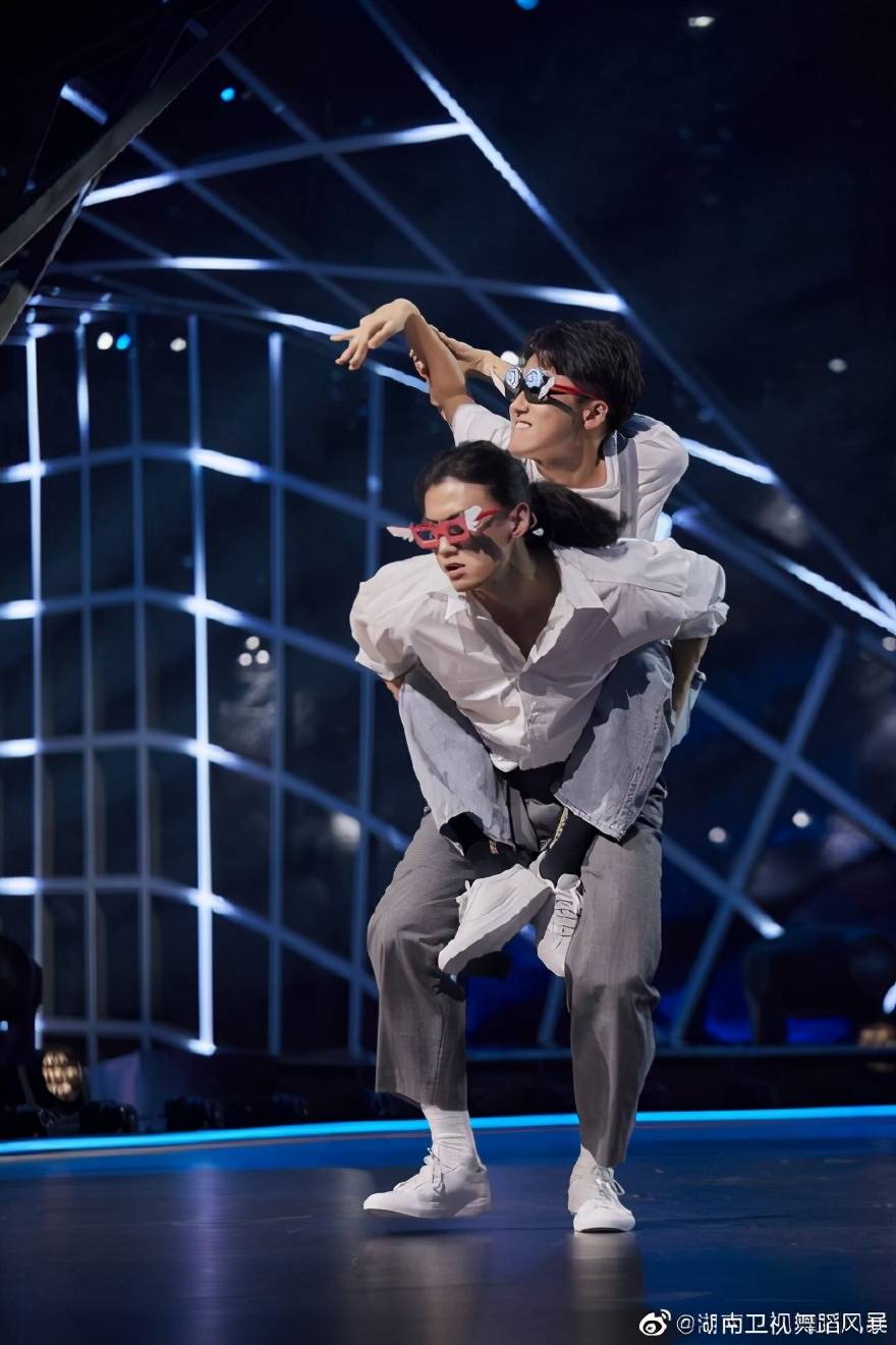 舞蹈风暴打工人台上最美的舞者也是最真实的打工人