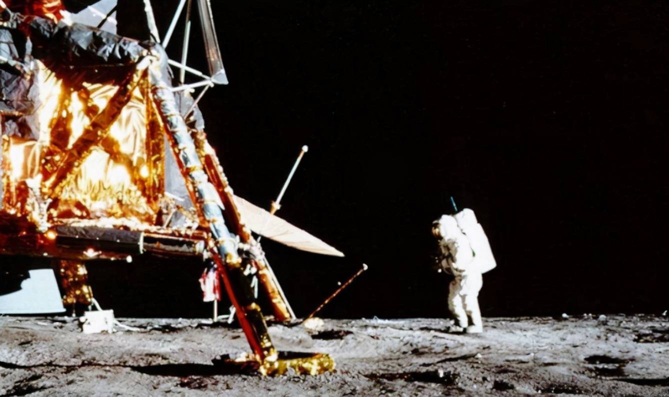 和奥尔德林驾驶着阿波罗11号飞船的登月舱,降落在月球赤道附近的静海