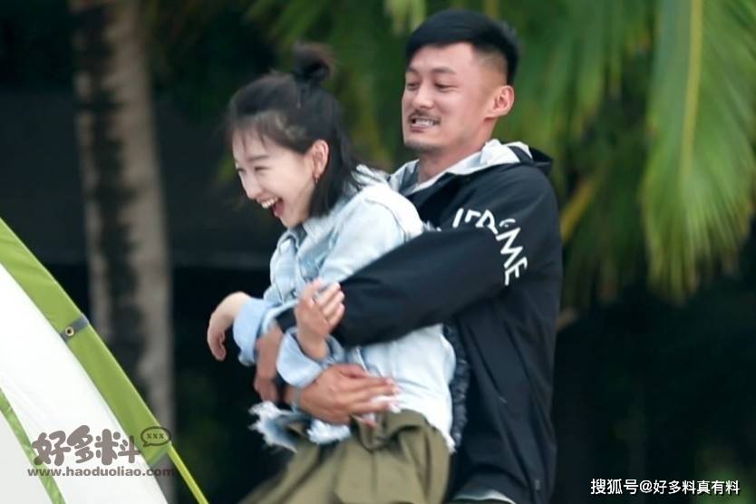 周冬雨与余文乐之前搭档参加了综艺节目我们相爱吧,节目中周冬雨与