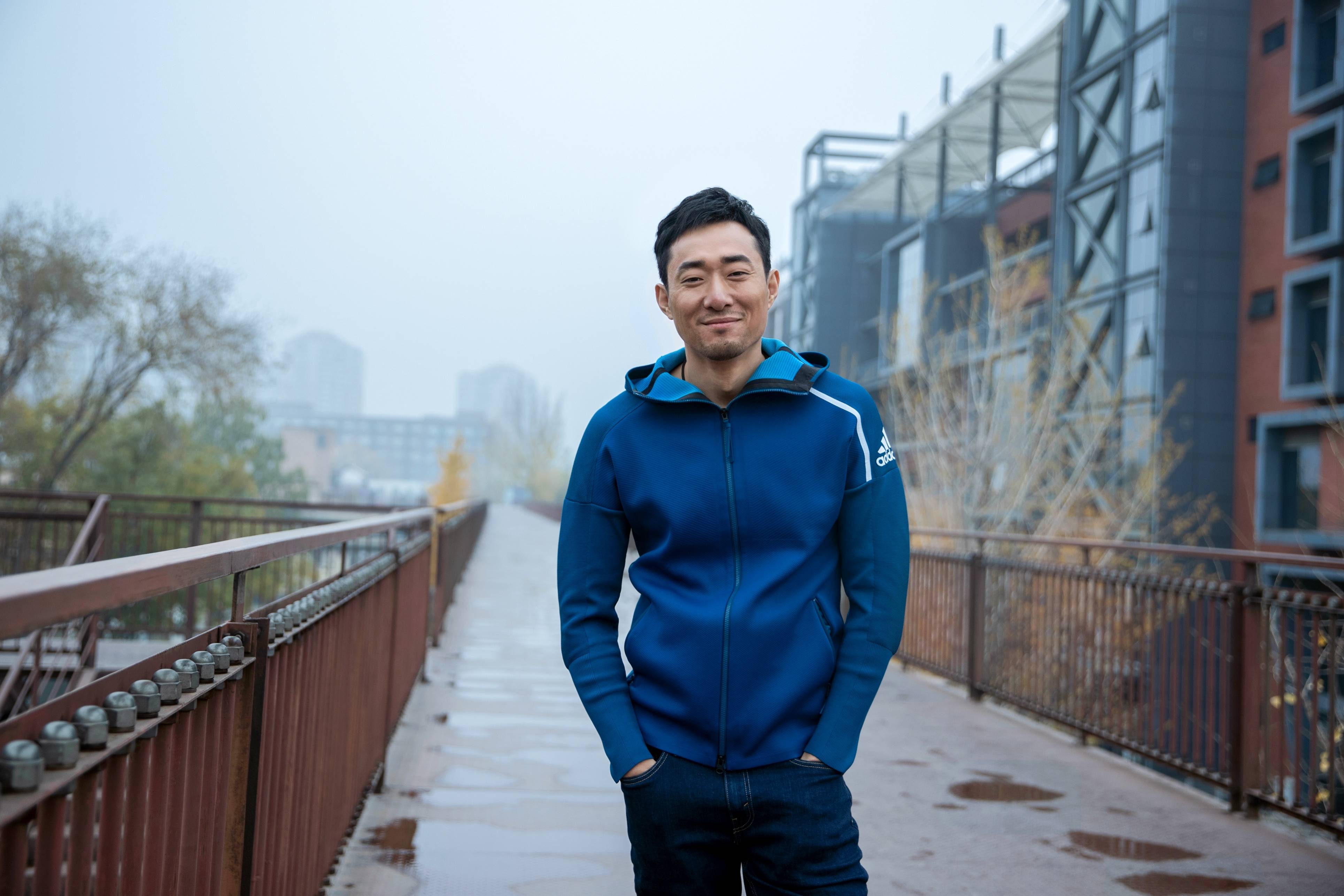 组图:胡子程户外大片曝光 随性诠释"硬汉笑"