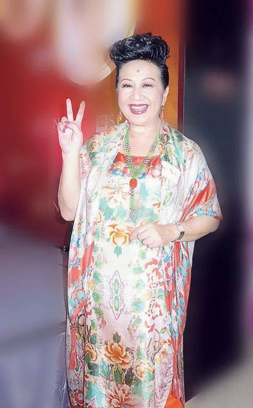 薛家燕虽然70岁了,但是她在打扮方面感觉还是显得特别的时髦