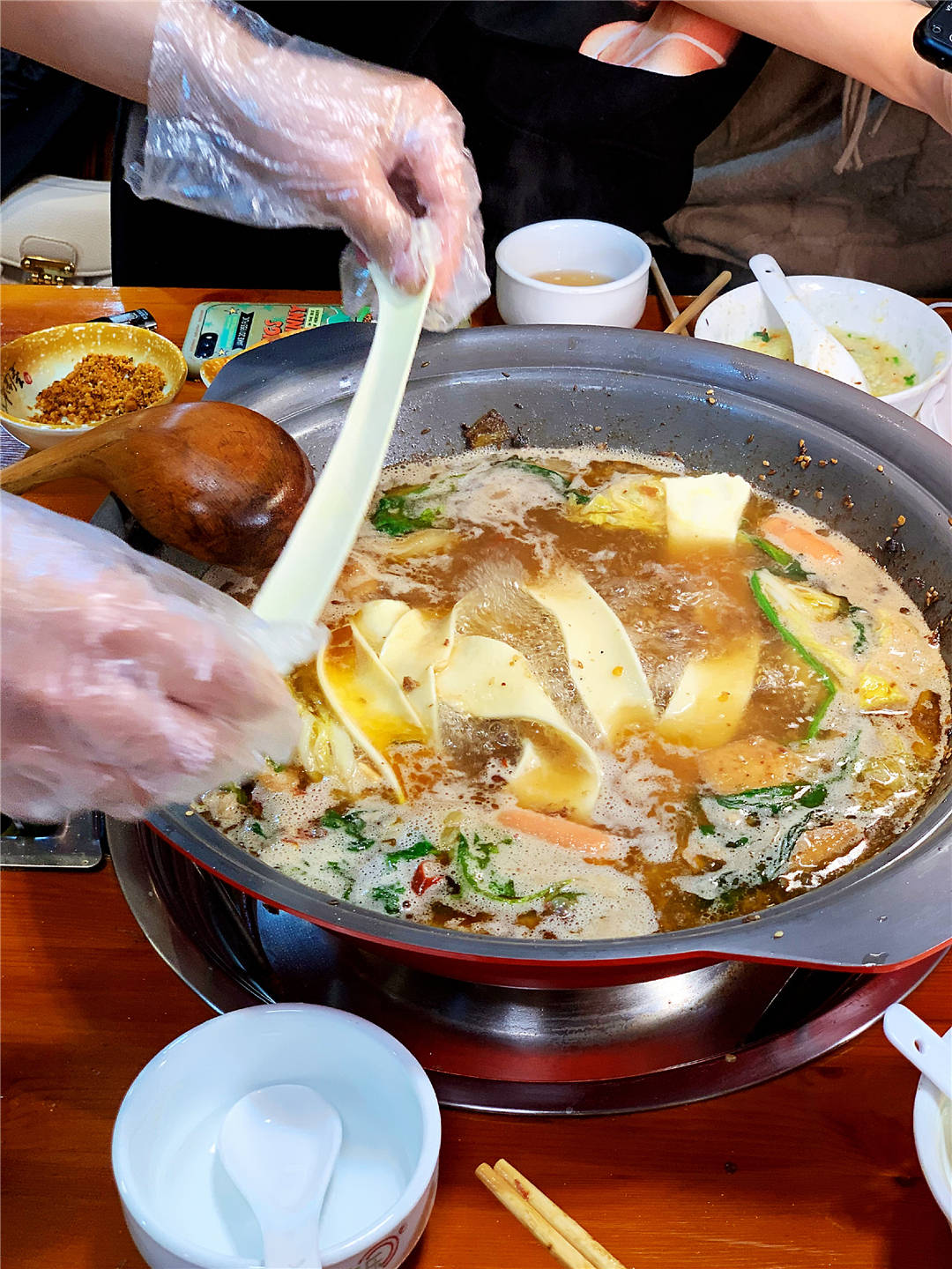 长春宽城这家扒拉锅只卖三块肉自己选现场切回头客嗷嗷多
