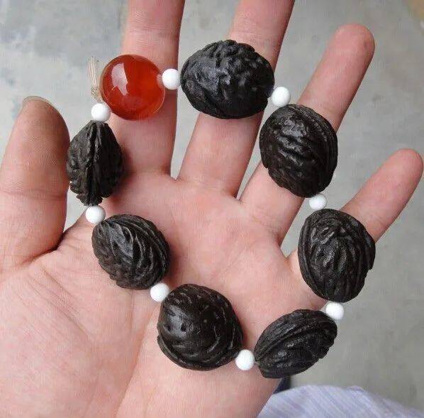 千年,挖出来表面一点腐坏都没有的所以有些网友觉得碳化核桃不太靠谱