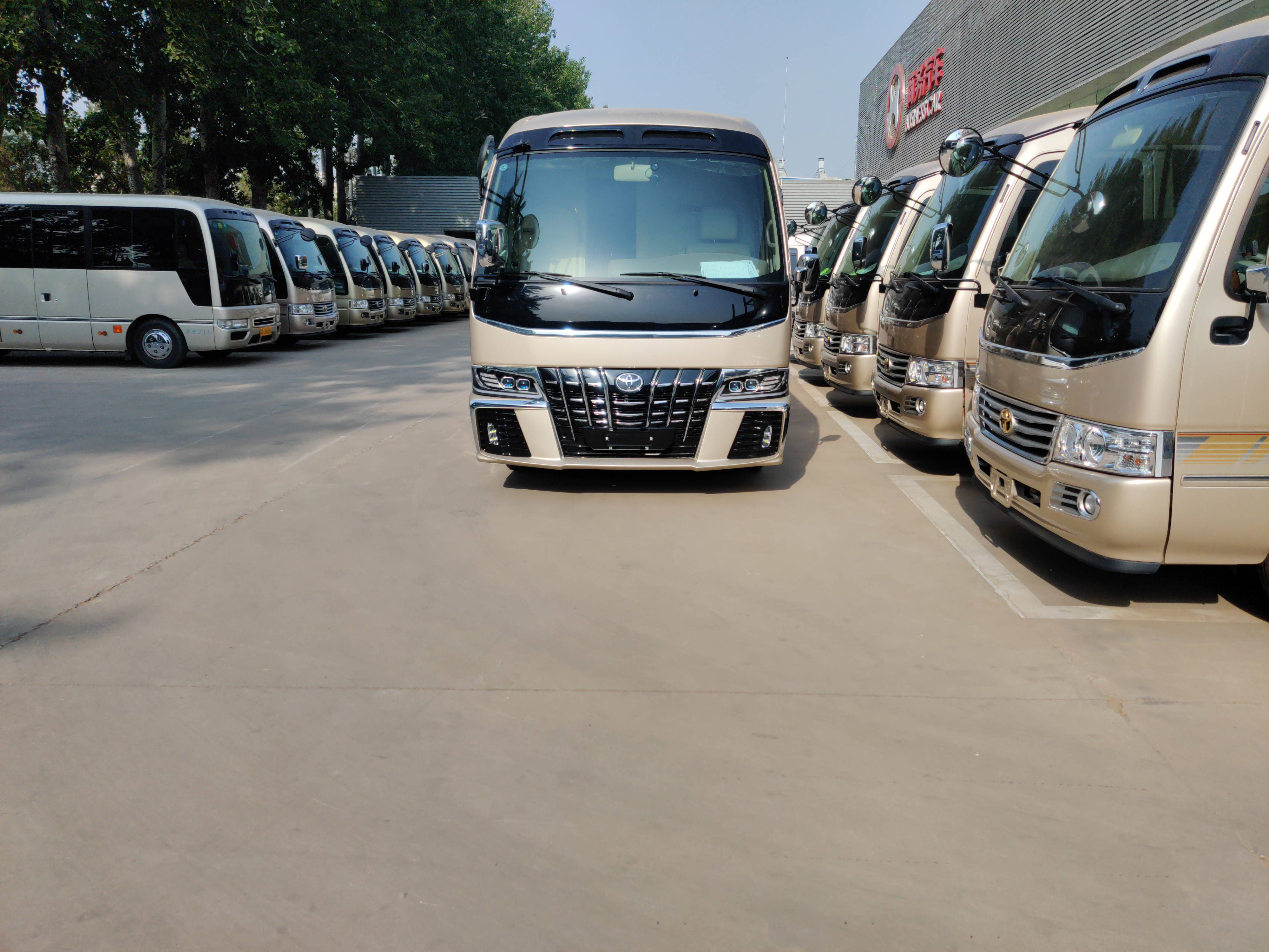 丰田考斯特出埃尔法版,百万级别中巴车,比奔驰宝马还霸气