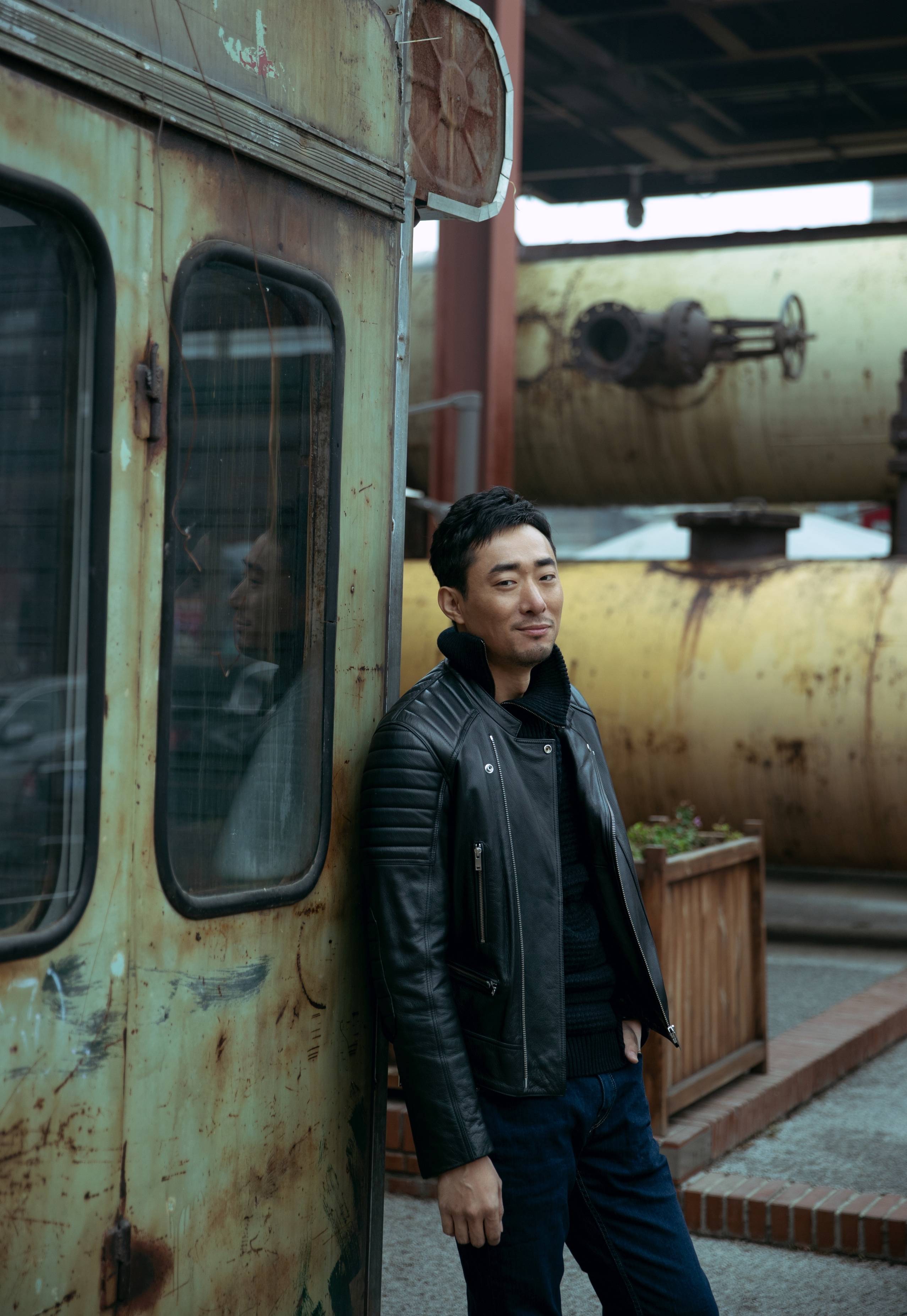 组图:胡子程户外大片曝光 随性诠释"硬汉笑"