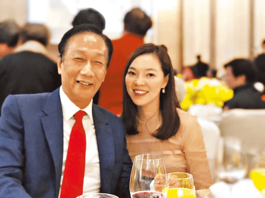 罕见晒夫妻比心萌照,70岁台湾著名富商秀恩爱,称小24岁娇妻是老板