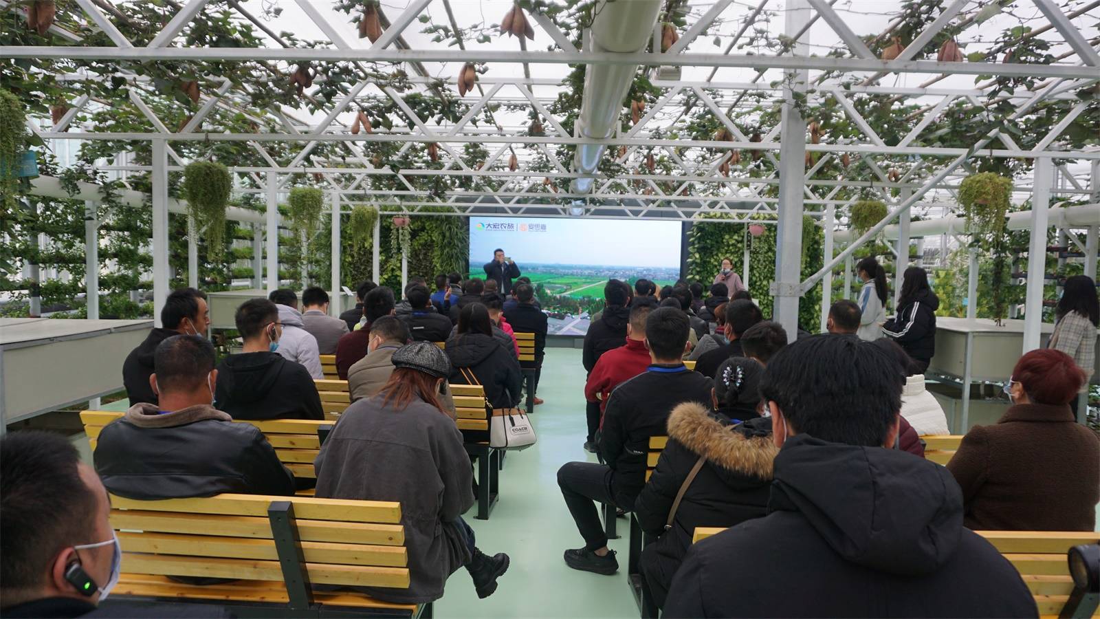 汴梁关注河大返乡入乡创新创业者培训班参观爱思嘉农业嘉年华