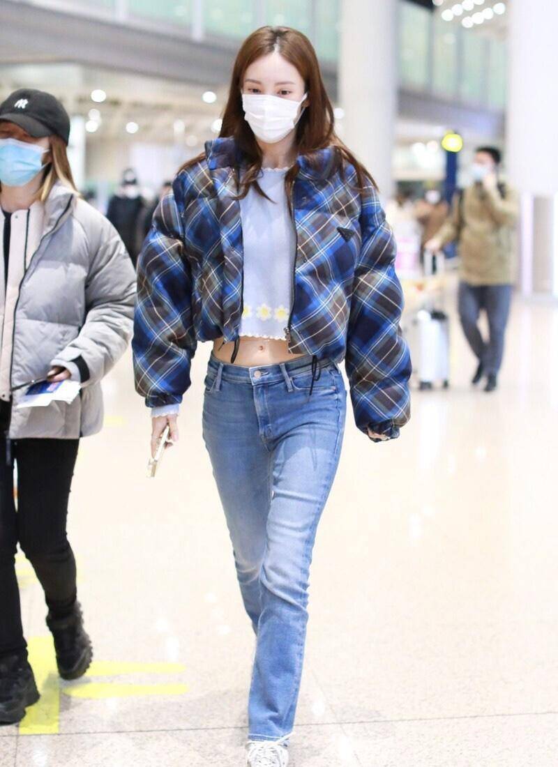 金晨最近真"火",穿短款羽绒服搭牛仔裤高挑纤瘦,美得让人心动