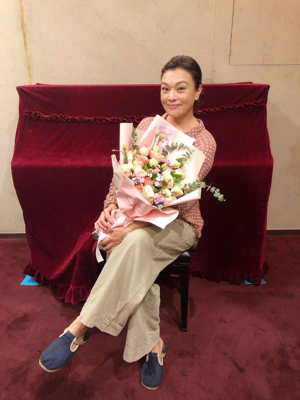 原创56岁史可穿着抹胸红裙依旧很优雅老了还是挺漂亮的