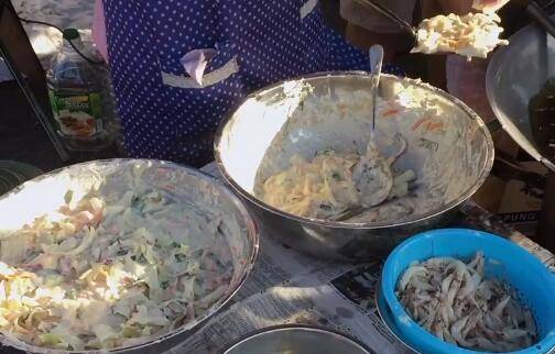 农村大妈在油锅里炸这个,每天来买的人特别多,大部分都是女人和孩子