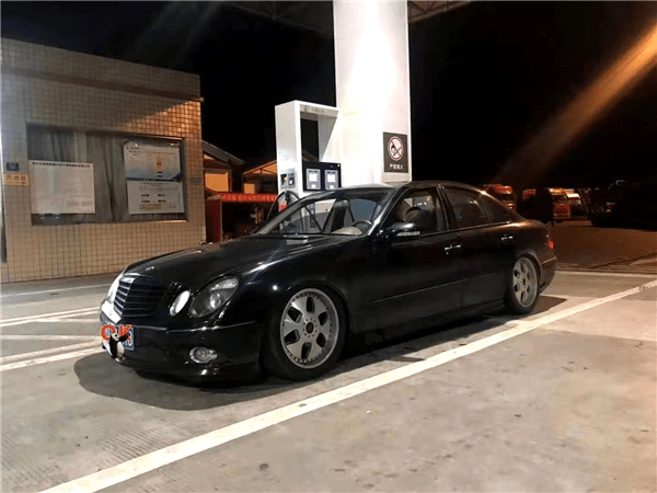 李洋展示奔驰w211 e280 airbft气动避震三段记忆版本手机app遥控进藏