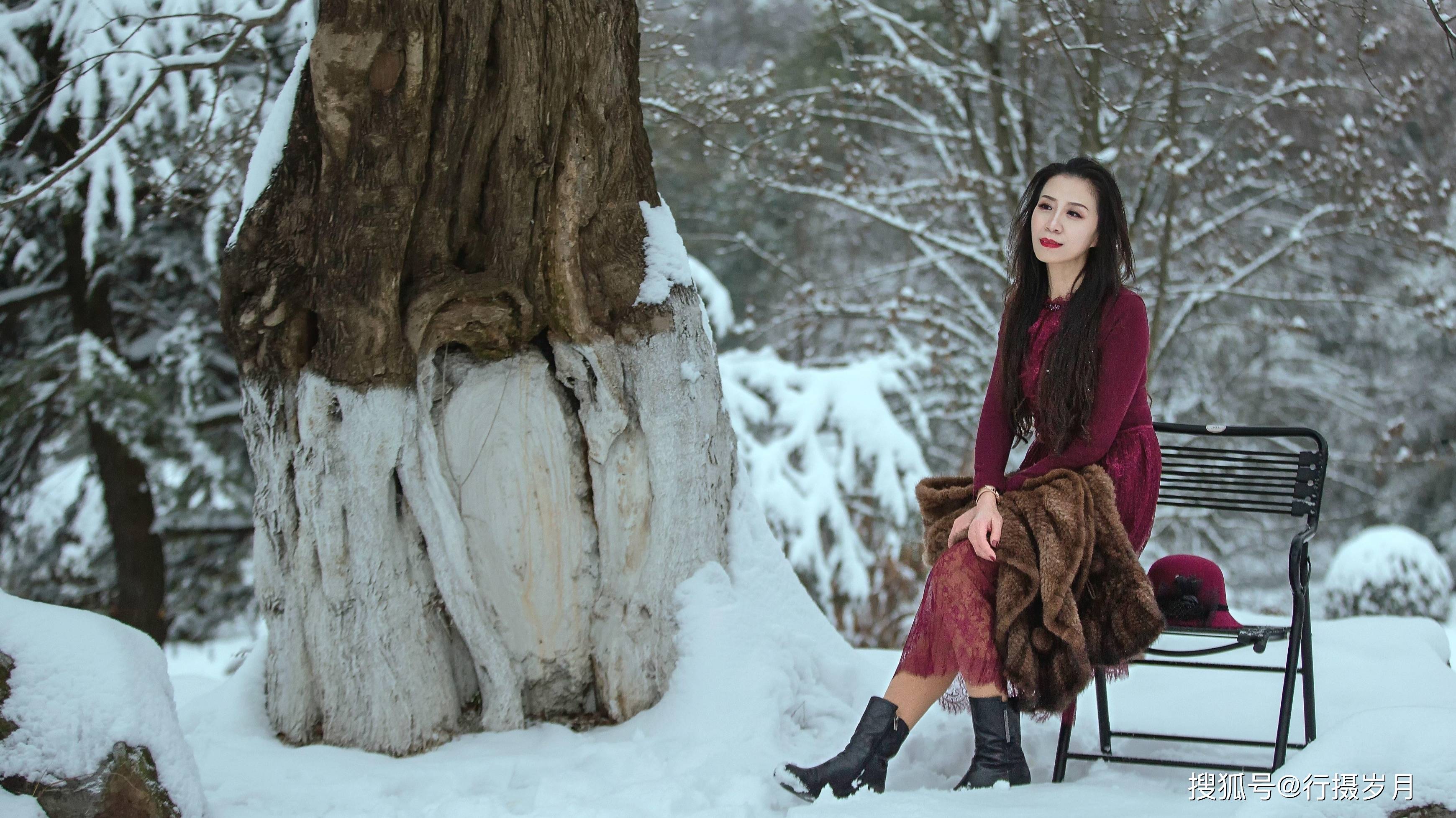 晨起开门雪满山,雪晴云淡日光寒