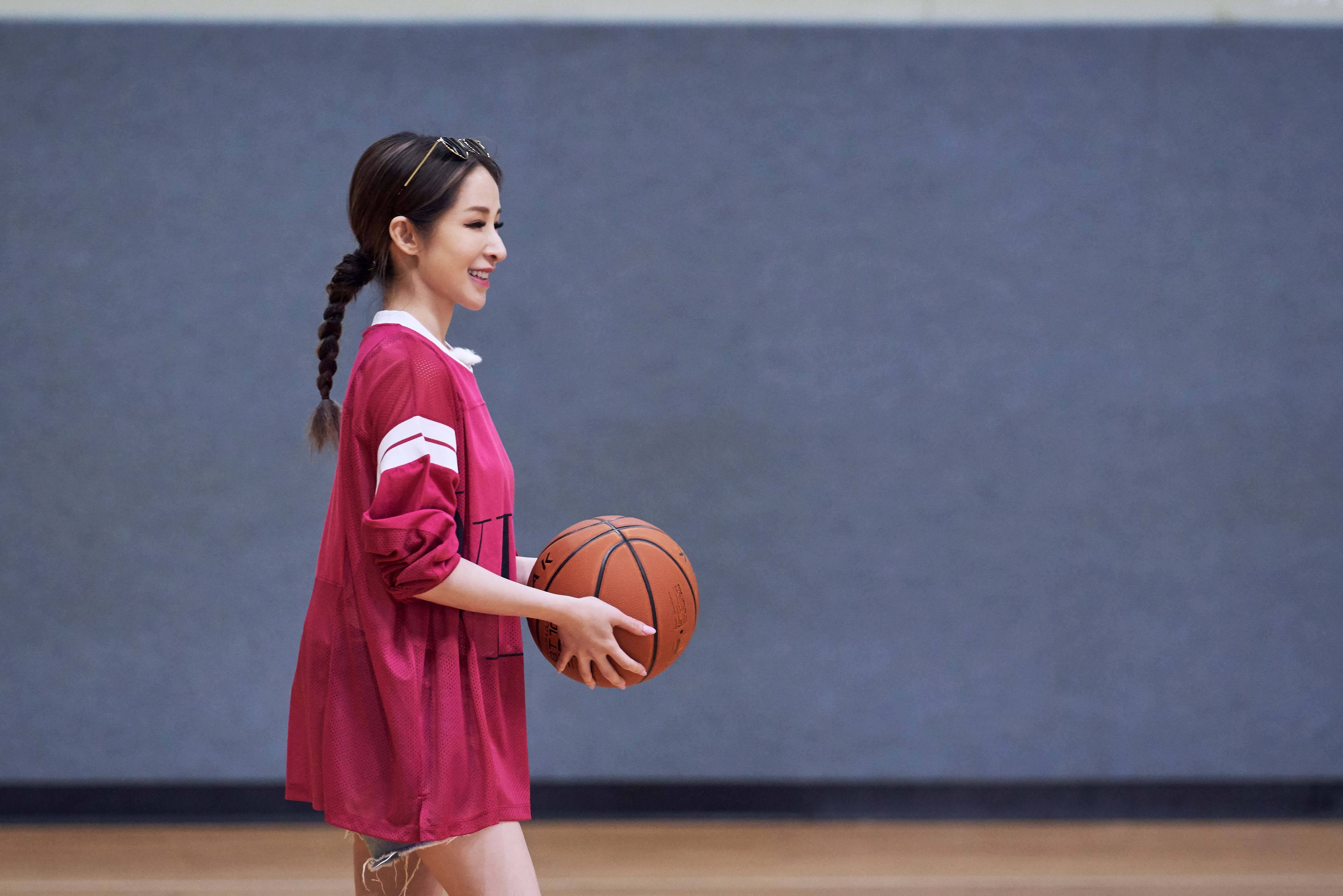 《女儿3》萧亚轩陪黄皓打篮球 整理头发互动亲密
