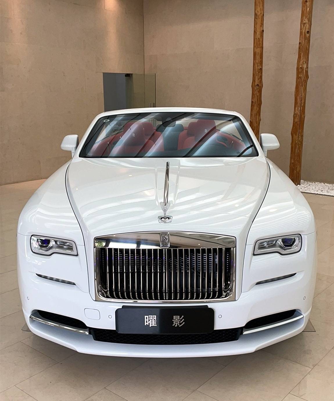 劳斯莱斯曜影极地白穆杰罗红最新款