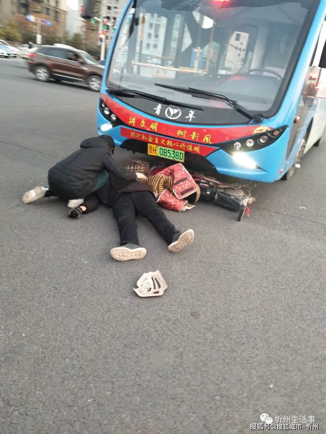 忻州:突发交通事故!公交车与电动车相撞