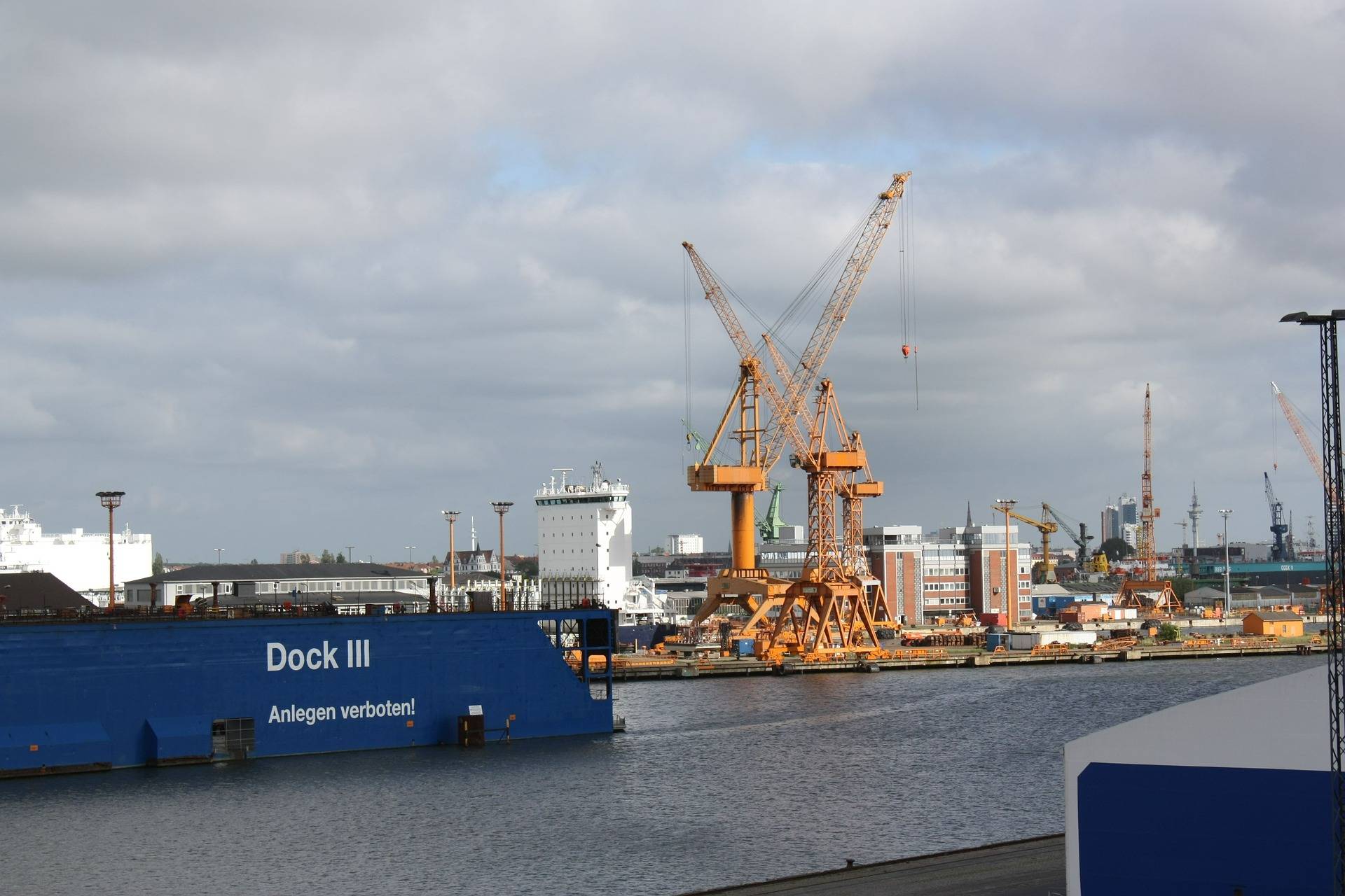 几大船公司的某几条船将不再停靠菲利克斯托港口,转而在比利时港口