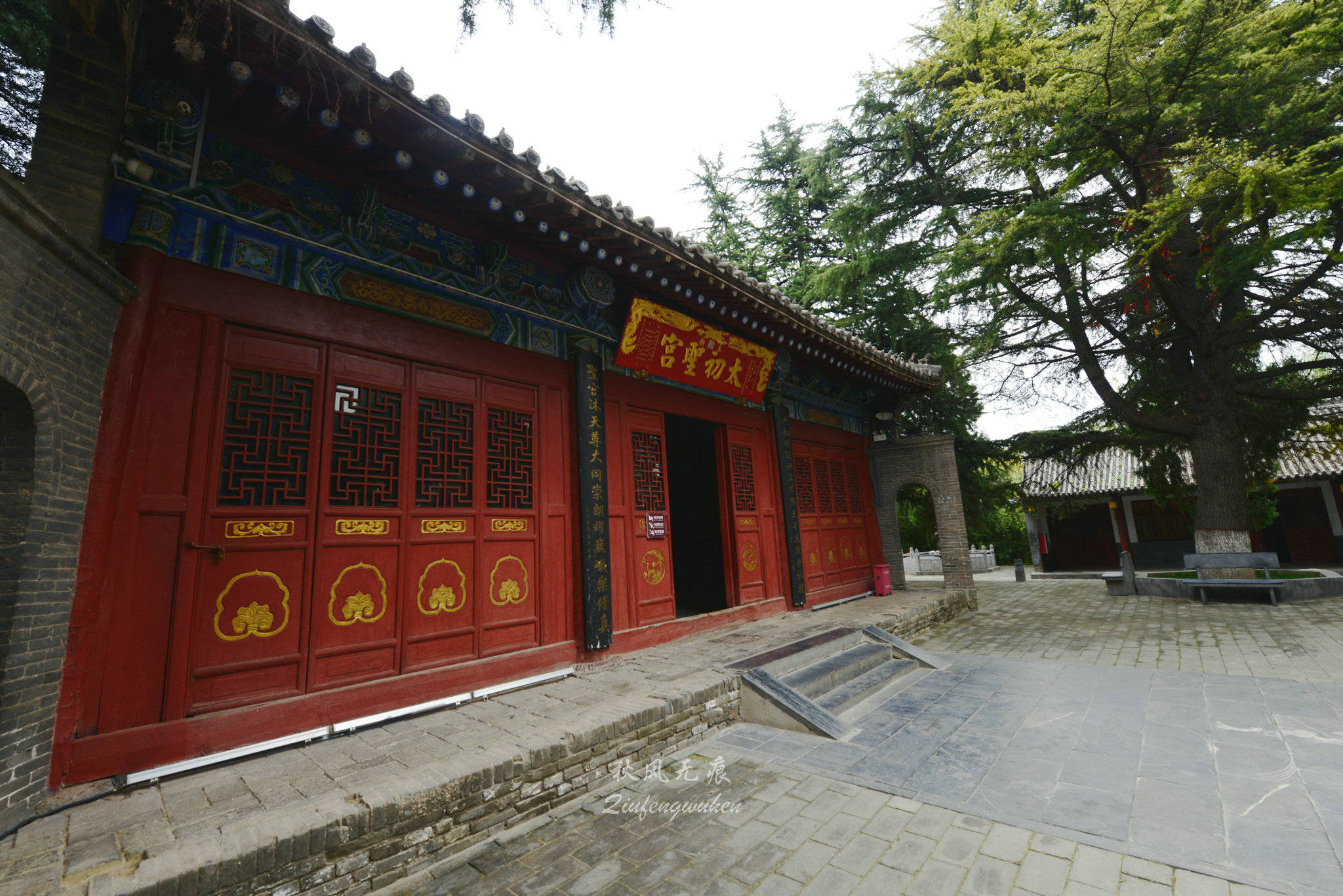 走进古柏林立的大院,太初殿的唐代门柱座记述着函谷关从秦关到汉关,魏