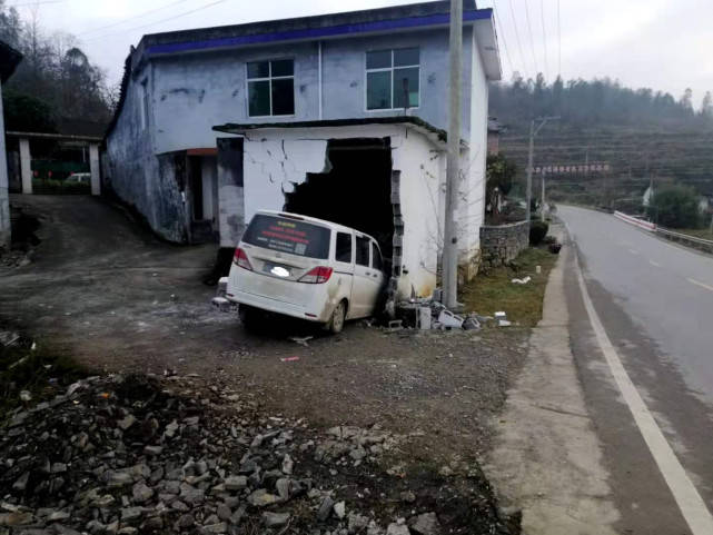 湘西司机错把油门当刹车直接撞上房子幸好系了安全带