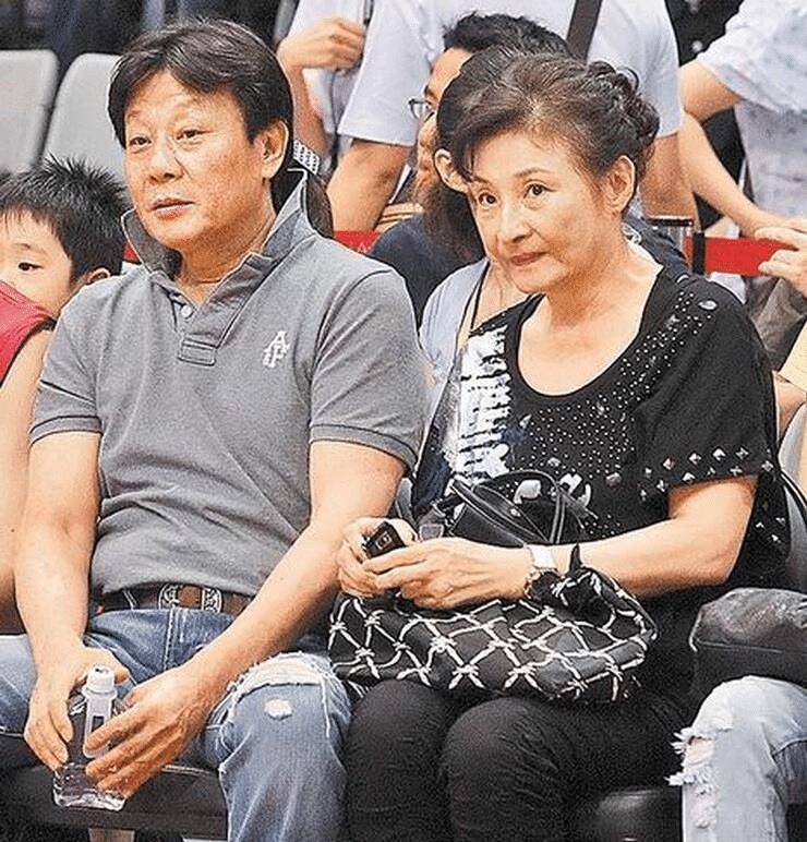 36岁星二代痛恨父亲娶2个老婆,坦言不想生在这种家庭,太痛苦了
