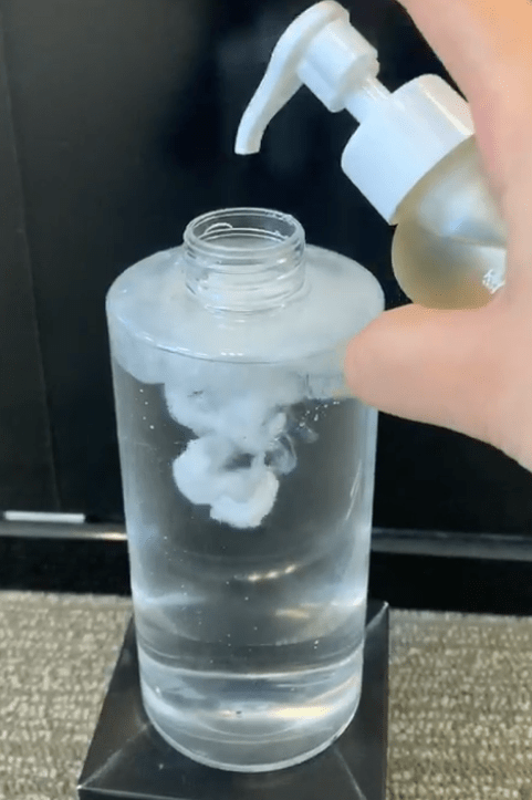 不油腻不紧绷清洁力度:清洁力强,眼线和睫毛膏也可轻松卸除乳化速度