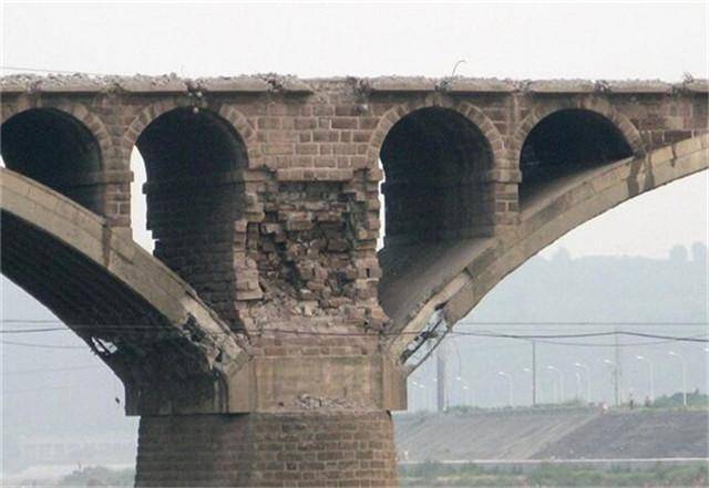 这座大桥被专家鉴定为危桥380公斤炸药引爆炸出一群伪专家