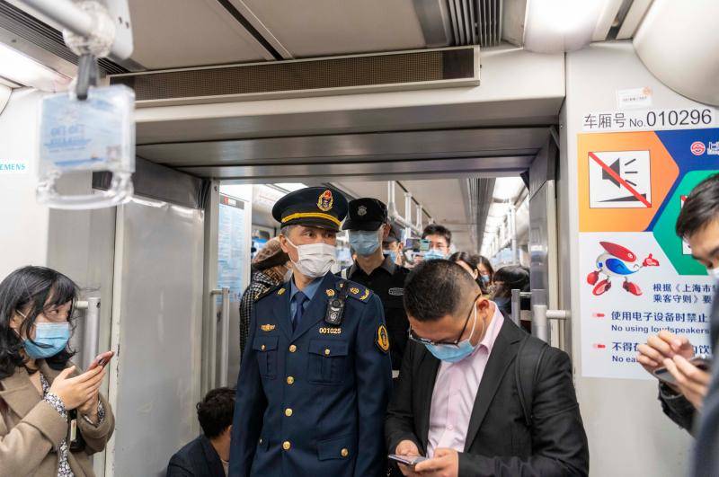 上海地铁手机外放有专人管 每条地铁线6名执法人员