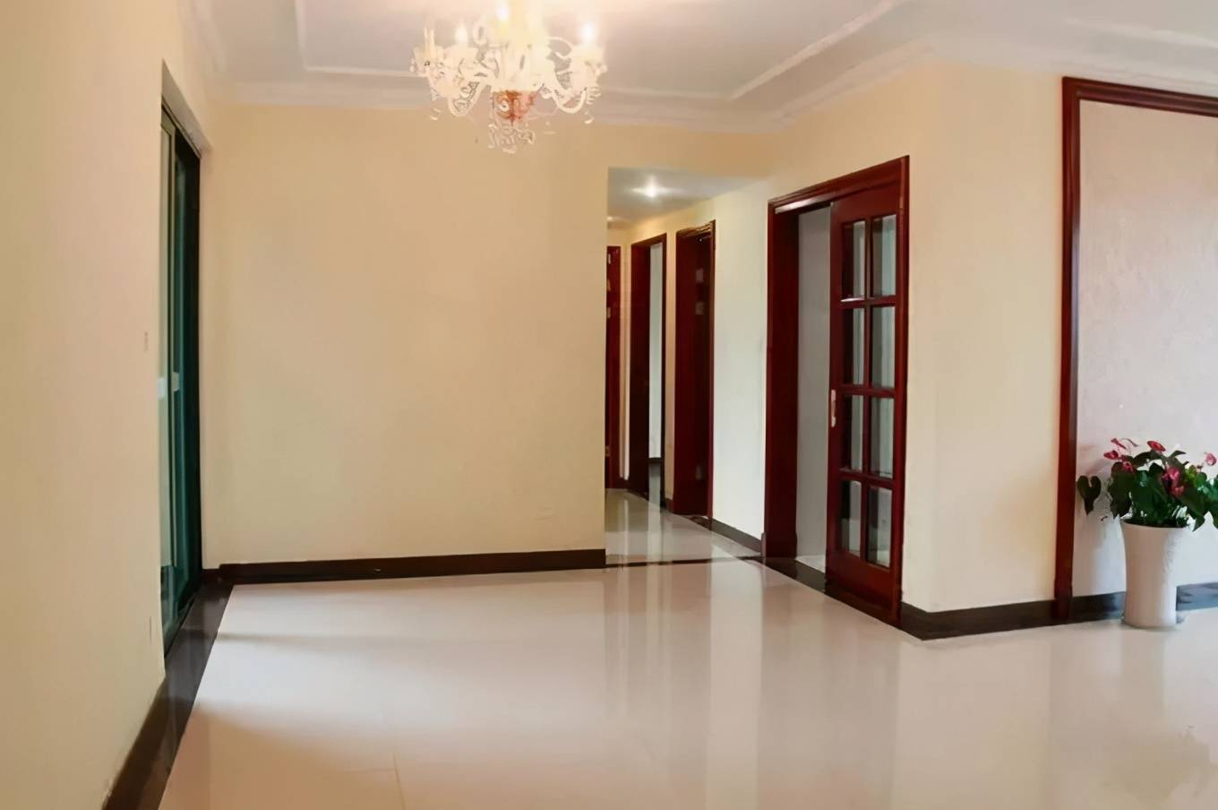 还有厨房那些棕红色石材台面,这样的精装修真的,除了土,就是老气