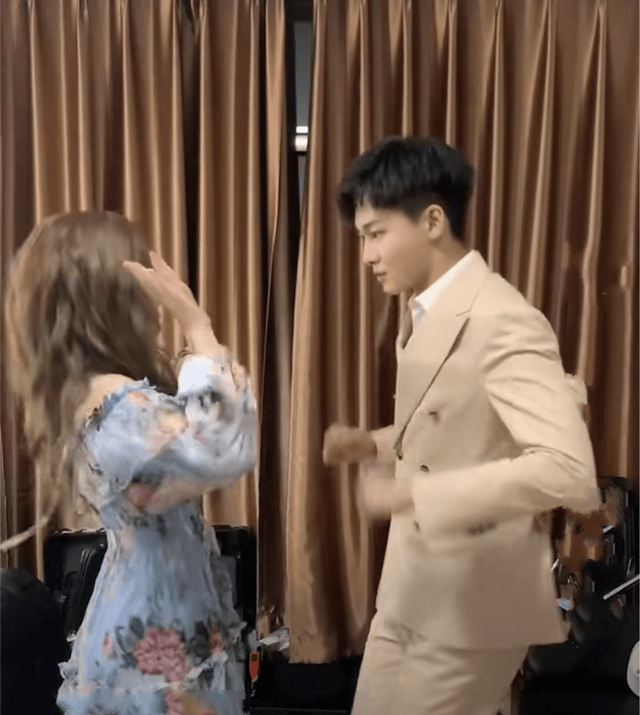 原创刘怡潼赵露思跳舞太逗了2人互侃被赞神仙友谊网友你俩好配