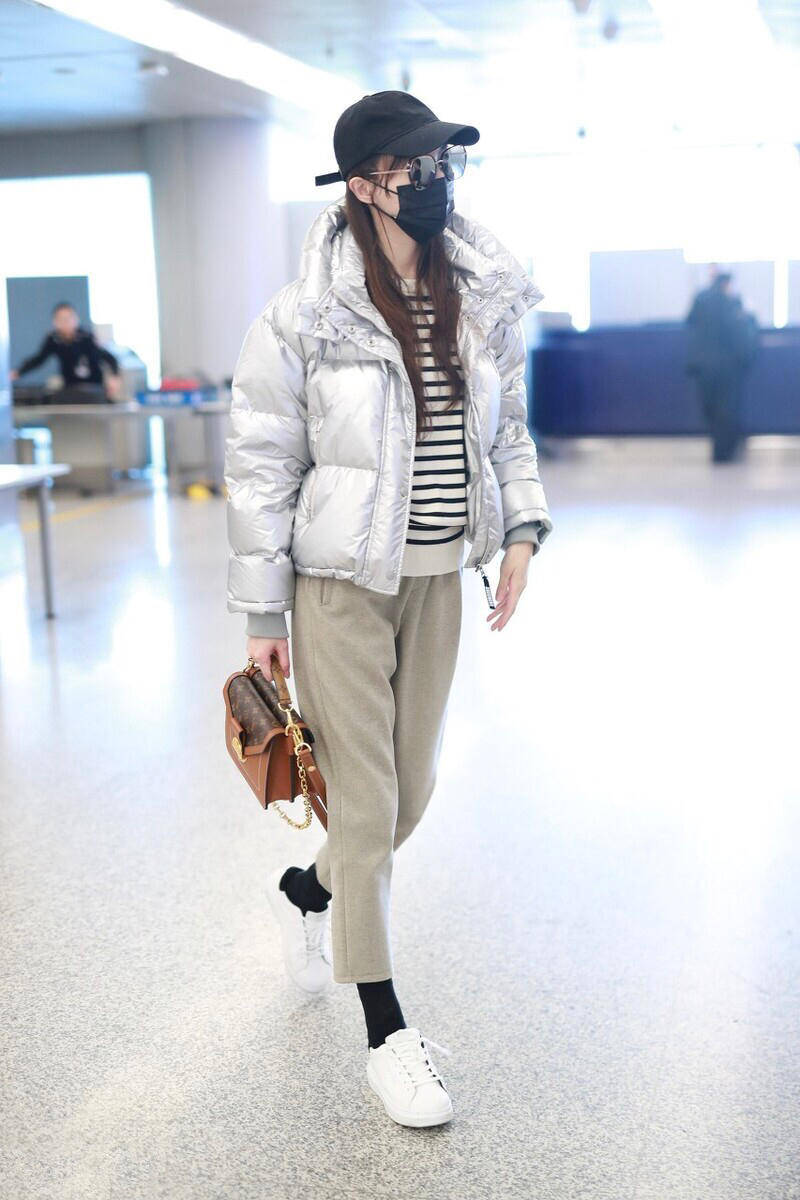 唐嫣穿衣不简单穿银色羽绒服高调保暖配条纹针织衫休闲舒适