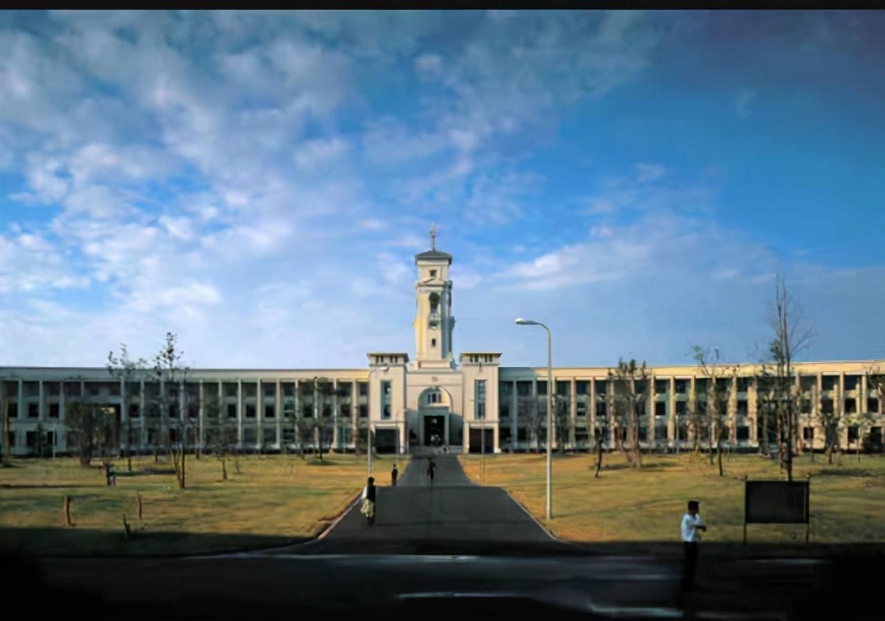 1996年由原宁波大学,宁波师范学院,和浙江水产学院宁波分院三校合并