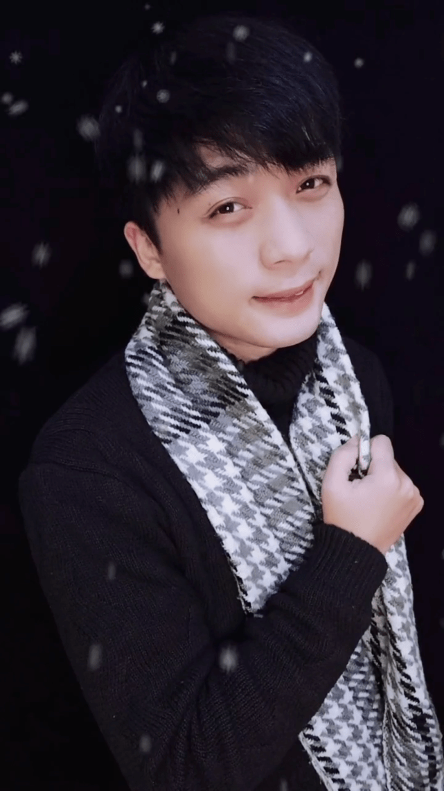 江西宜春影视演员谭水明传递明月情