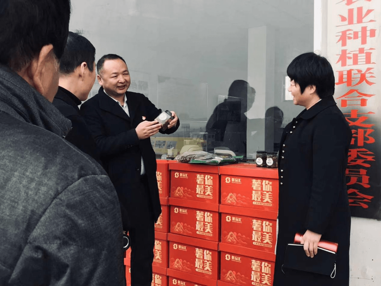 中牟县黄店镇党委书记袁瑞霞一行到小史店镇考察扶贫产业