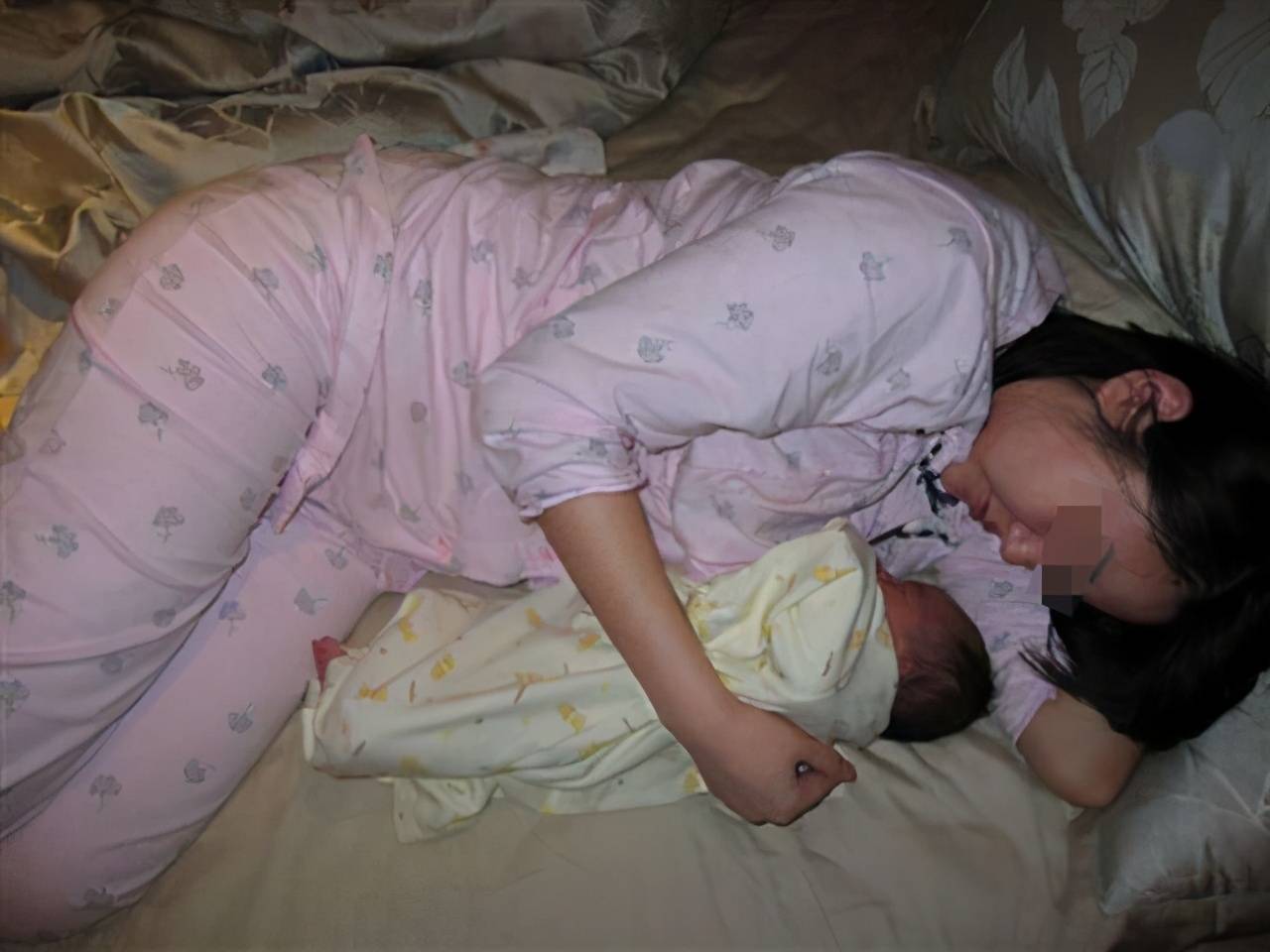 怎样搂着婴儿睡觉图片图片