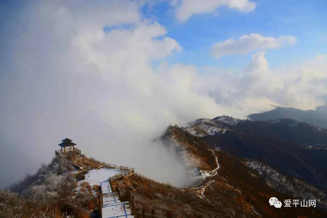 巨大天幕出现在雪后云顶草原