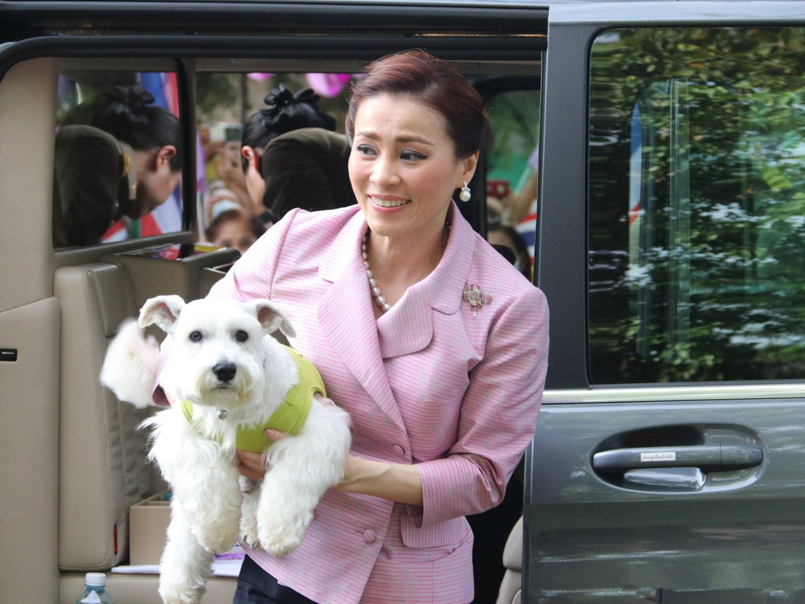 原创泰王喜好上行下效42岁苏提达抱狗亮相不在意形象争宠成王道