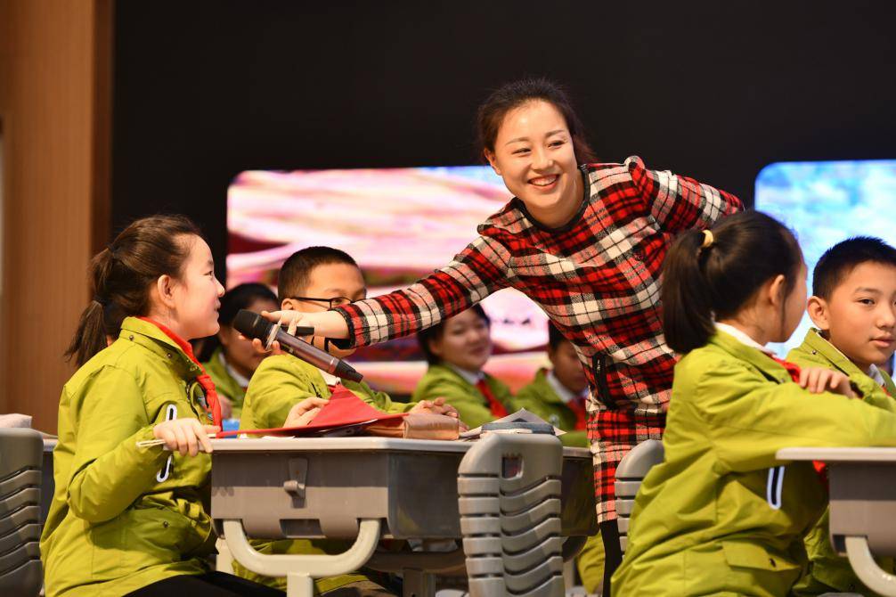 李蕾老师思政课教学展示《我们的民族精神》三节课展现出了浓浓的家国