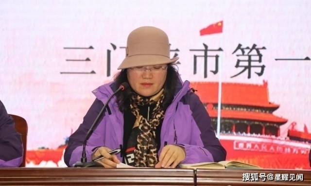 全体教师参加了会议,会议由校长李雪玲主持.