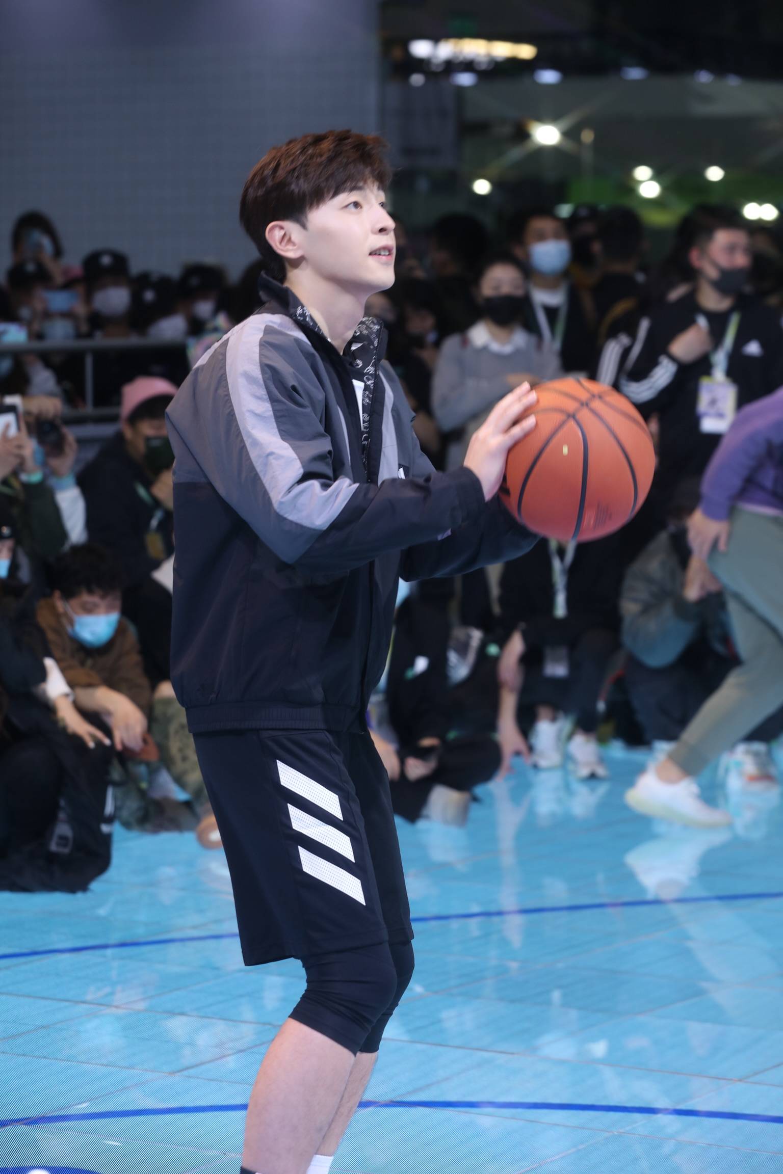 邓伦一身运动装亮相代言品牌活动_手机搜狐网